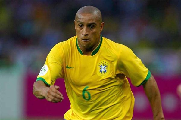 Roberto Carlos là ai? Khám phá sự nghiệp huyền thoại của anh